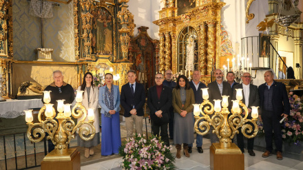 En primer plano los candelabros restaurados, ante las autoridades y los representantes del Paso Azul