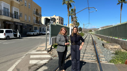ANA MARTÍNEZ LABELLA Y LOURDES RAMOS EN UNO DE LOS PASOS A NIVEL DE GÁDOR
