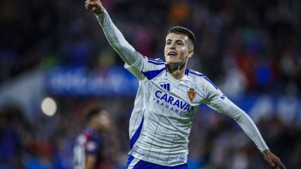 Bazdar celebra su primer gol en La Romareda.