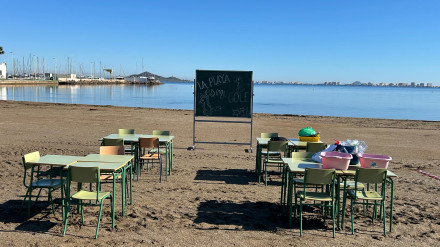 El aula en plena playa de Los Nietos