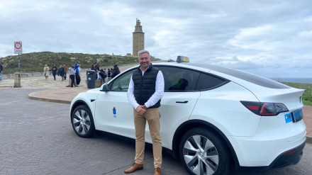 Manuel Pareja y su taxi Tesla en A Coruña