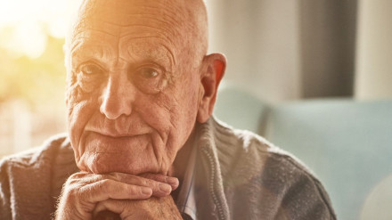 Persona mayor mira con tristeza