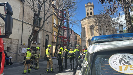 Los Bomberos trabajan en el edificio en ruinas de La Magdalena, en Zaragoza