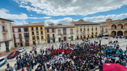 Panorámica de la plaza de España de Lorca con los participantes en el encuentro de coros