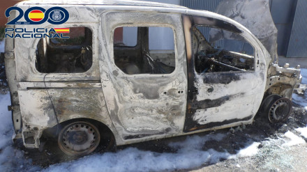 Vehículo calcinado en plena calle