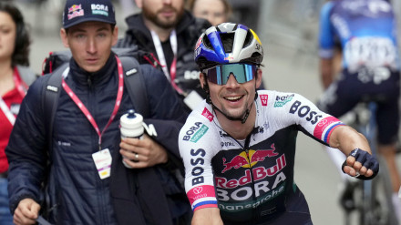Roglic celebra la victoria en la línea de meta | Volta Catalunya