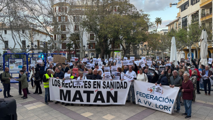 Sanitarios y usuarios del Área 3 de Salud durante la protesta en demanda de personal para el hospital de Lorca, celebrada en la plaza de Calderón
