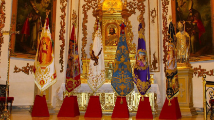 Las seis banderas de las cofradías de la Semana Santa de Lorca