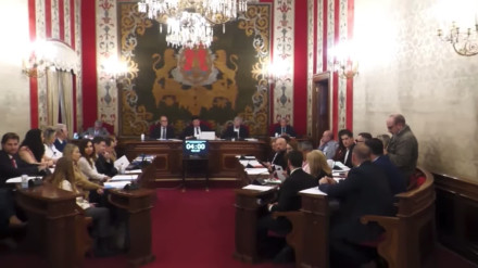 Momento en el que se ha producido la interrupción del pleno de Alicante por parte de los Bomberos.