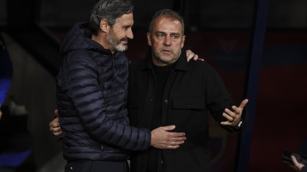 Hansi Flick, entrenador del FC Barcelona, ​​saluda a Vicente Moreno, entrenador del CA Osasuna durante la liga española, La Liga EA Sports, partido de fútbol disputado entre el FC Barcelona y el CA Osasuna en el Estadi Olimpic Lluis Companys