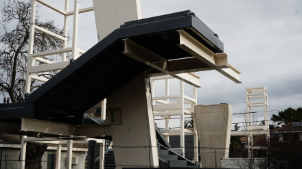 Ya ha comenzado a instalarse la pasarela sobre las vías