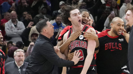 Josh Giddey celebra la victoria de los Bulls