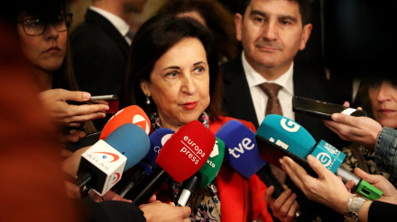 Margarita Robles atendiendo a los medios este viernes en Exponav