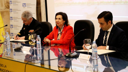 Antonio Piñeiro, Margarita Robles y José Manuel Rey Varela durante la firma del protocolo
