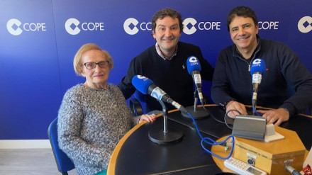 Esperanza Cortiñas, de 108 años, y el referente de la longevidad gallega, Pablo García Vivanco, en los estudios de Cope Ourense