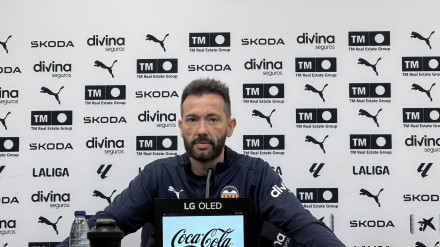 Corberán ante los medios en Paterna