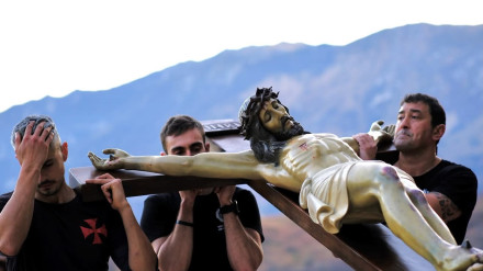 Hermandad de los Estudiantes con el Cristo de la Misericordia