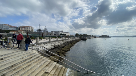 escaleras de acceso a la zona de baño de O Parrote