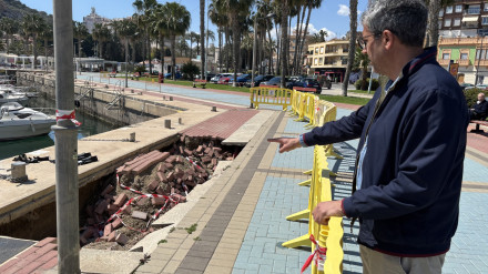 El concejal de Obras, José Luis Moreno, señala el hundimiento del paseo del puerto tras las lluvias