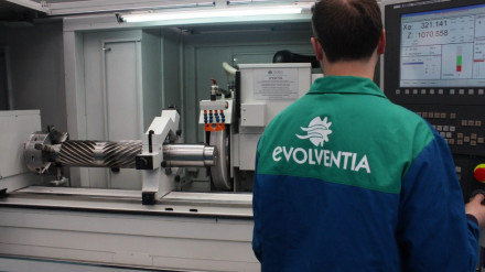 Foto de archivo de un operario de Envolventia, en el polígono de As Lagoas, en Narón