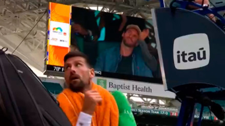 Novak Djokovic se entera de que Leo Messi está viendo su partido contra Dimitrov.