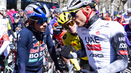 Juan Ayuso y Primoz Roglic charlan en la previa de la etapa.