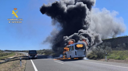 Un autobús que transportaba un equipo de fútbol ha ardido en la A-66, en Hinojal