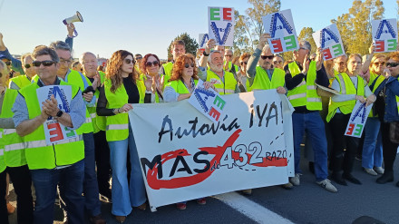 Concentración a favor de la construcción de la autovía A-81, que uniría Badajoz y Granada