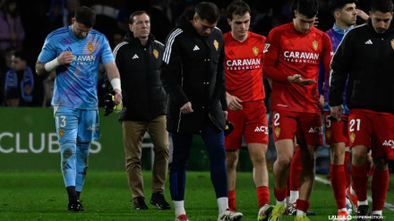 Los jugadores del Real Zaragoza se retiran abatidos tras la derrota de este sábado en Santander