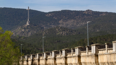 La cruz del Valle de Cuelgamuros desde el embalse de La Jarosa
