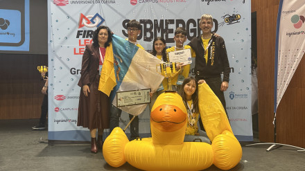 Aldeatron Robotix, de Tenerife, recibió de Ana Ares la distinción como ganadores