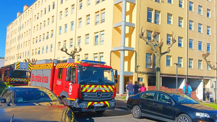 Los bomberos de Ferrol actuando en la zona