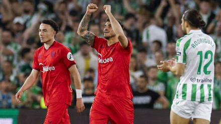 Vargas celebra el gol en el Sevilla - Betis