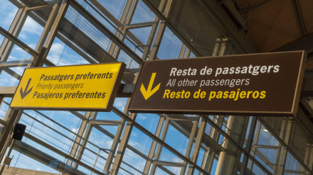 Señalización de colas para pasajeros prioritarios y no prioritarios en el aeropuerto de Alicante