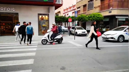 Paso de cebra de la avenida Juan Carlos I sin semáforos por el montaje de los palcos