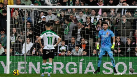 Poussin en su portería, en el momento del penalti contra el Racing.
