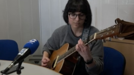 Angela toca en una entrevista en Cope Ourense