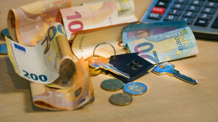 Un hogar medio gasta casi 33.000 euros al año y podría ahorrar cerca de 3.000 euros con algunas medidas sencillas