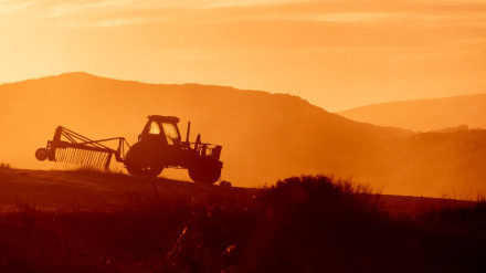 Un tractor  en el campo en una imagen de archivo