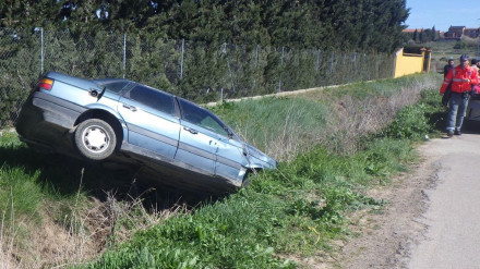 Un menor de 14 años se sale de la vía con el coche que conducía