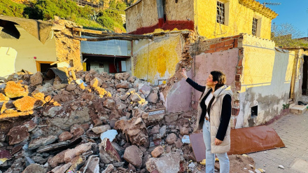 La concejala de Urbanismo ante una de las casas dañadas por las lluvias que ha tenido que serr derribada