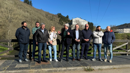 Senadores, alcaldes y portavoces populares se reunieron en As Nogais para impulsar la Gran Senda del Navia