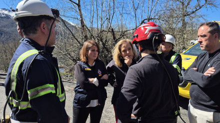 La delegada del Gobierno en Asturias, Adriana Lastra, y la consejera de Industria, Belarmina Díaz, visitan el dispositivo por el accidente en una mina de Cerredo, en Degaña