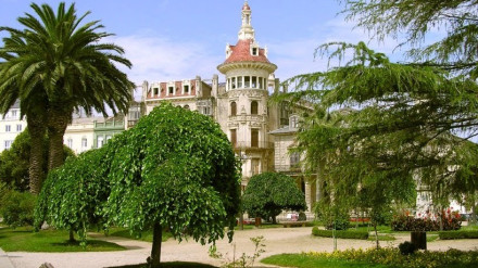Parque de Ribadeo con la Torre de los Moreno al fondo