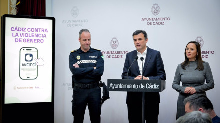 31/03/2025 El alcalde de Cádiz, Bruno García, la concejala de Igualdad, Virginia Martín, y el inspector de la Policía Local Andrés Ochoa, presentan la aplicación móvil Ward para víctimas de violencia de género.POLITICA AYUNTAMIENTO DE CÁDIZ
