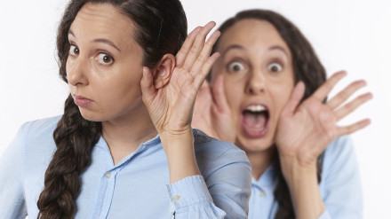 Joven con poca audición