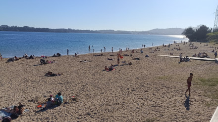 La playa de Caranza fue el lugar escogido por algunos para inaugurar la temporada de playa