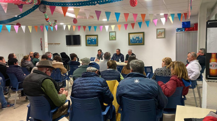 Asamblea de vecinos afectados por la planta de biogás en yAsamblea de vecinos afectados por las plantas de biogás a la que asistieron los promotores de la misma