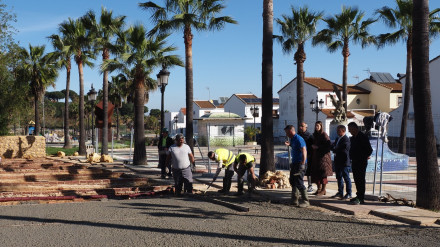 Operarios trabajando en las obras de remodelación del recinto ferial de Palos de la Frontera