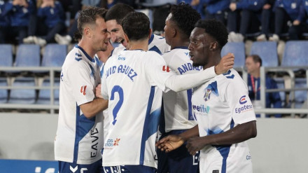 Jugadores del Tenerife celebrando un gol